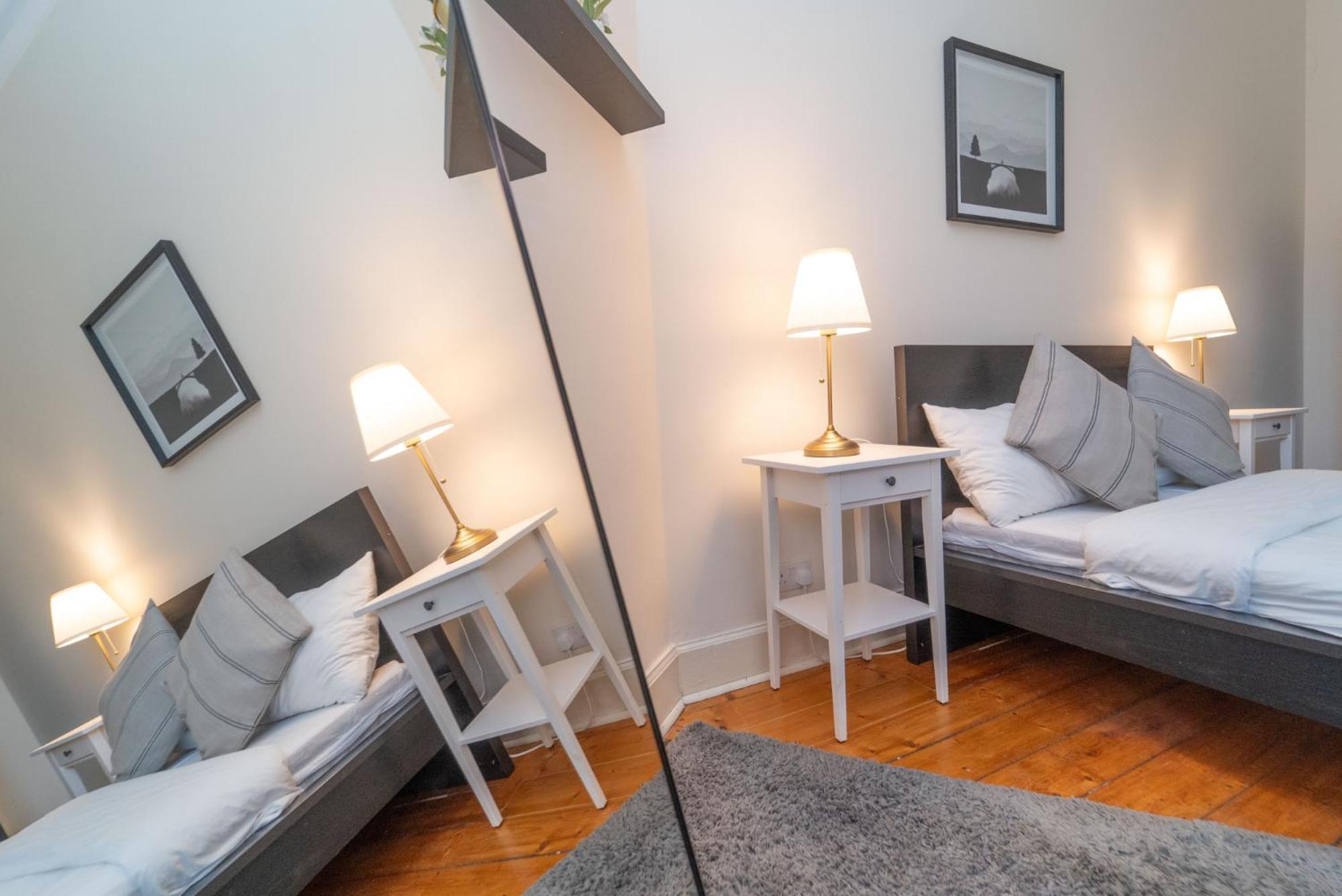 Large City Corner Apartment 爱丁堡 外观 照片